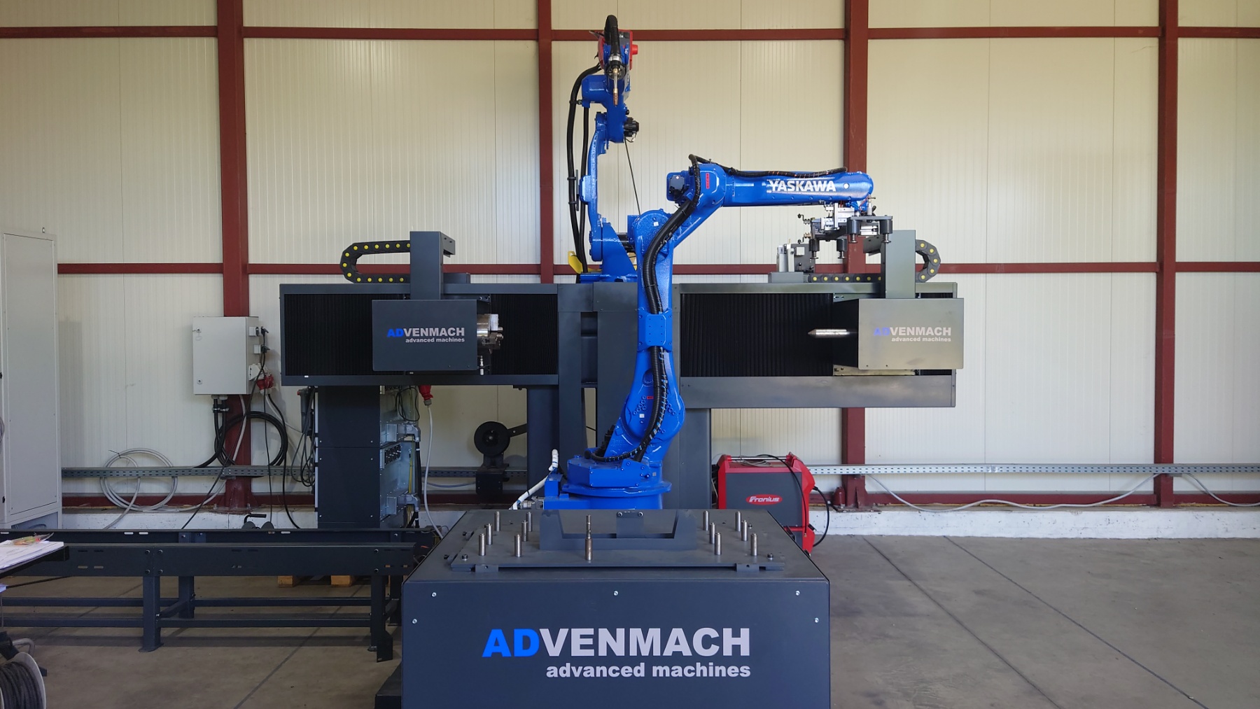 Robotski sistem za zavarivanje nogica na kotao